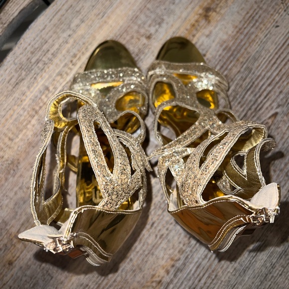 Custom ordered gold stiletto heels - Picture 4 of 10